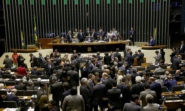 Oposição critica aprovação de intervenção militar no RJ e pede por políticas estruturais