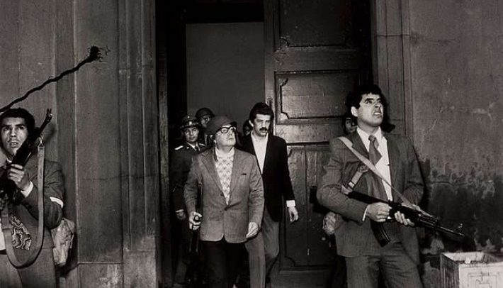 Allende se defende durante ataques ao Palácio La Moneda em 1973 (Luis Orlando Lagos Vásques)