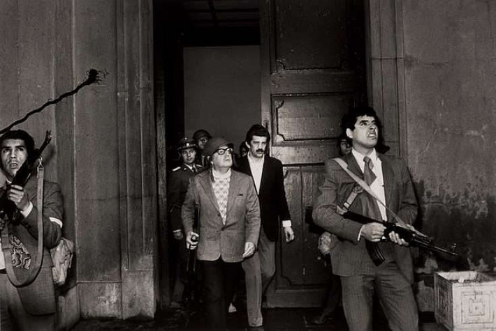 Allende se defende durante ataques ao Palácio La Moneda em 1973 (Luis Orlando Lagos Vásques)