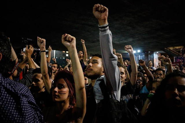 Ninguém solta a mão de ninguém: juventude faz primeira manifestação pós-eleitoral