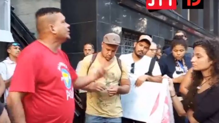 Em Florianópolis, população em situação de rua se manifesta contra os tapumes e política higienista