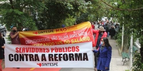 Servidores manifestam-se contra a "reforma" da Previdência, em Florianópolis