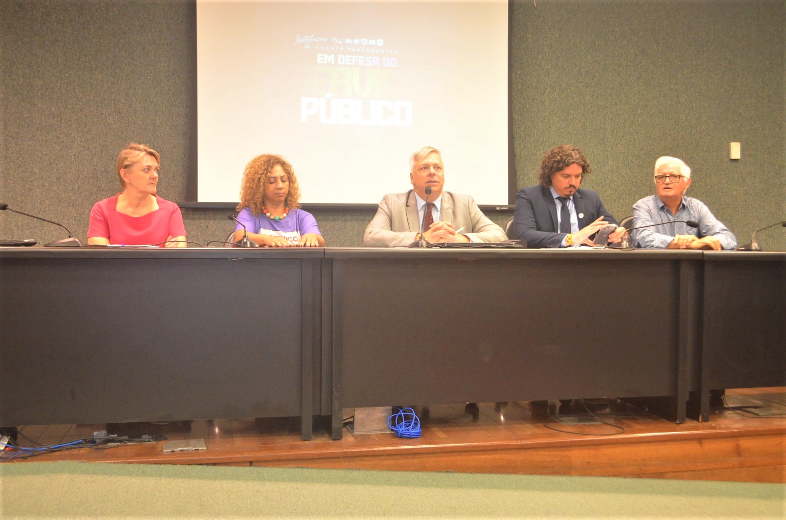 À mesa, da esquerda para direita: dep. Luciane Carminatti (PT), Jucélia Vargas (Confetam), dep. Fabiano da Luz (PT), dep. Marquito (PSOL) e José Fritch (Superintendente do Ministério do Desenvolvimento Agrário).