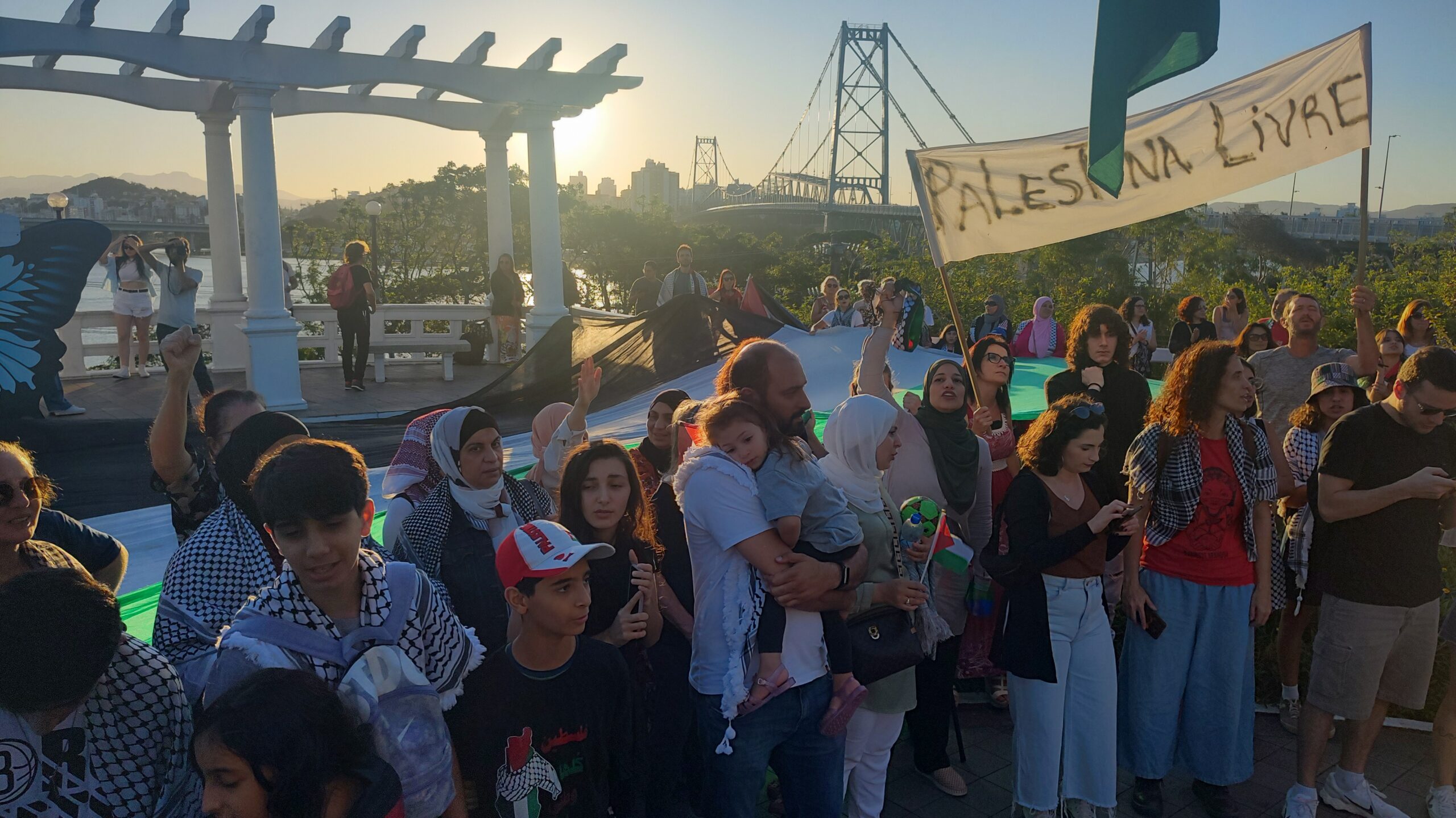 Dia Mundial pela Palestina Livre reúne centenas de pessoas em Florianópolis