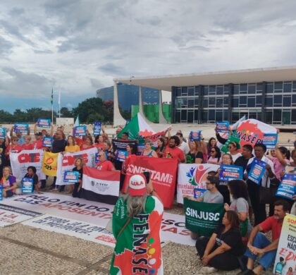Servidores públicos de todo país se manifestam pelo fim do confisco de 14% em frente ao STF