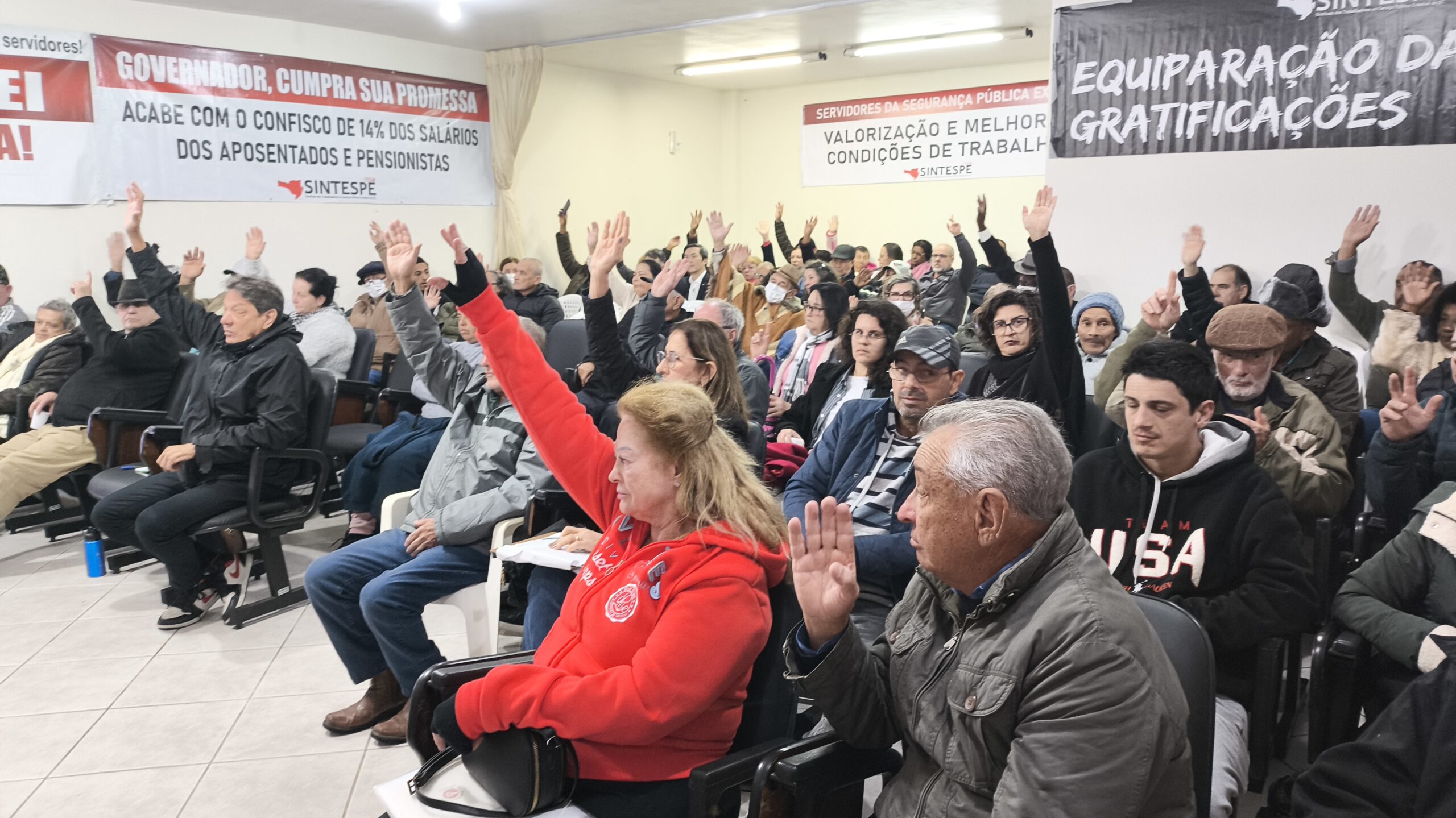 Assembleia aprova mudanças no estatuto e continuar luta por reajuste geral